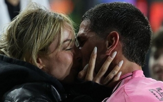 El festejo íntimo de Rodrigo de Paul con Tini Stoessel tras salir campeón