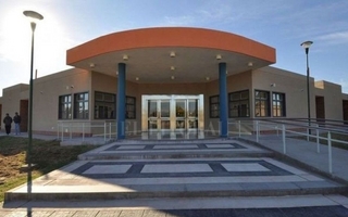 Dos personas fueron hospitalizadas tras chocar en su moto contra un auto