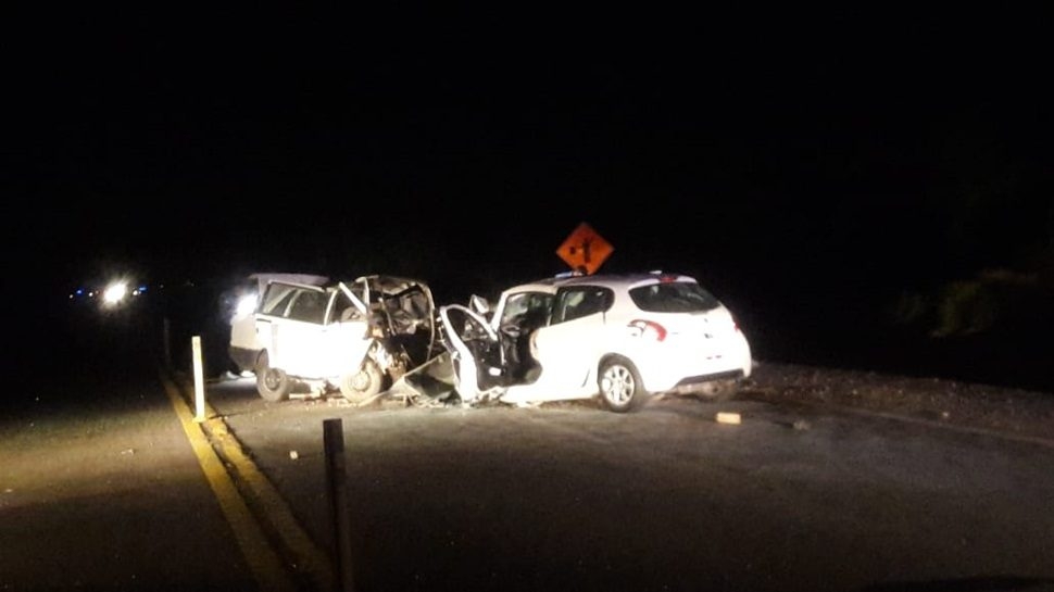 Dos personas murieron tras un impresionante choque frontal en la Ruta 40
