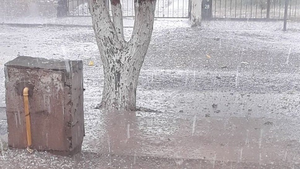 La lluvia dejó a una familia sanjuanina evacuada: el agua ingresó al rancho y cayó parte del techo  