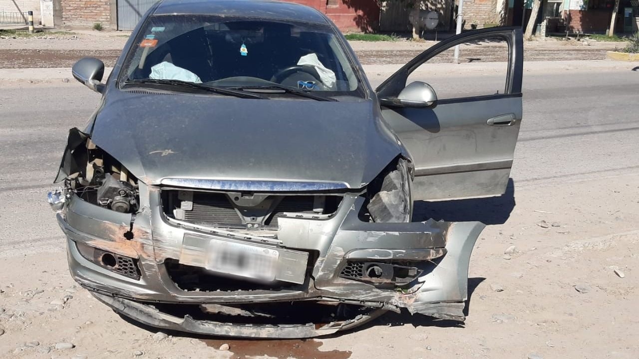 Perdió el control de su auto, chocó contra un árbol y quedó inconsciente