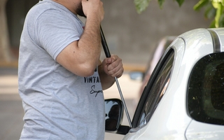 Robaron una arma del interior de un auto estacionado en Capital