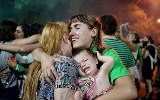 Lágrimas y abrazos interminables, el festejo verde en San Juan por la aprobación del aborto 