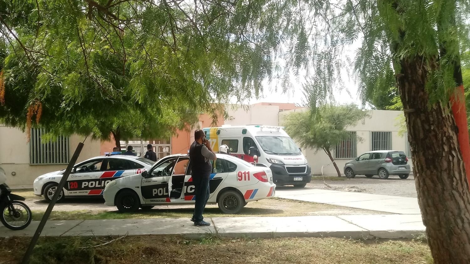 Un adolescente entró a una escuela y se robó desde un horno eléctrico hasta micrófonos