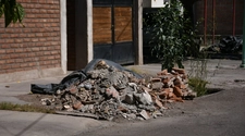  Rivadavia multará a los vecinos que tiren escombros en la calle