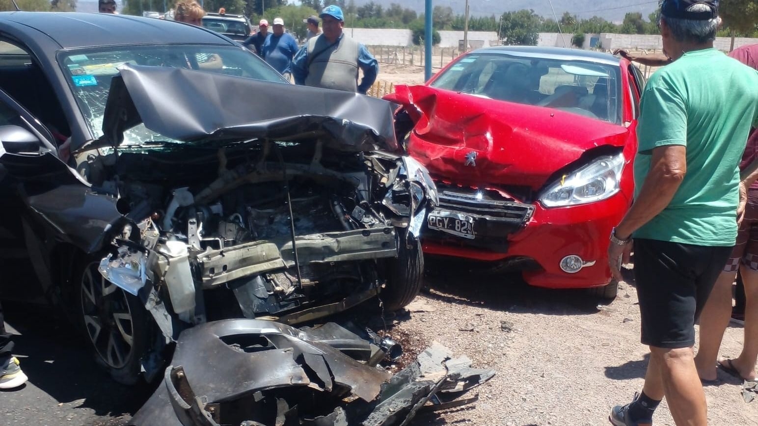 Dos autos protagonizaron un brutal choque la Ruta 40 en Albardón