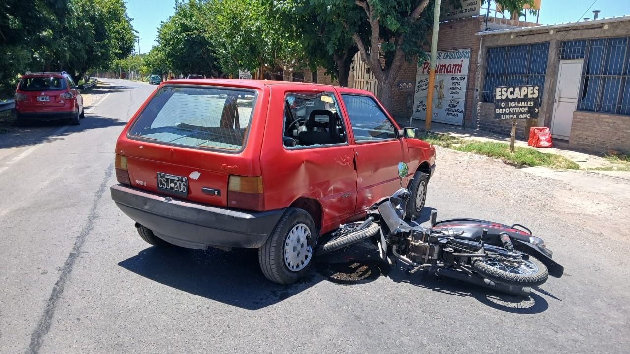 Fuerte choque entre un auto y una moto dejó a un joven hospitalizado