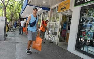 La crisis del consumo no afloja: el comercio sumó otro mes de caída