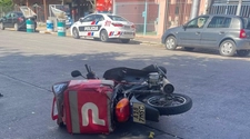 Hizo marcha atrás, atropelló a un motociclista y se dio a la fuga