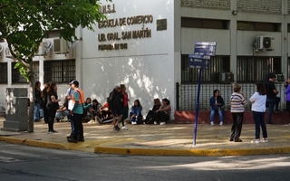 Largas filas para rendir el examen de ingreso a los colegios preuniversitarios
