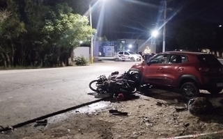 Un auto chocó a tres motos y los conductores están en terapia intensiva
