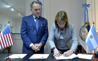 En sus últimas horas en Seguridad, Bullrich firmó acuerdo con EEUU