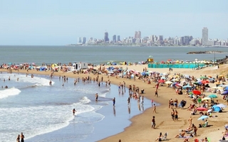 Cuánto costará alquilar carpas y sombrillas en la Costa Atlántica 2026