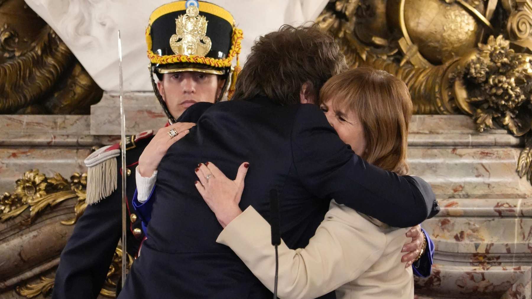 El abrazo de Milei con Patricia Bullrich.