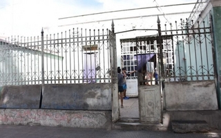 Una pelea masiva dejó 20 detenidos y el secuestro de un arma