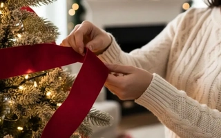 La cinta roja que no puede faltar en tu árbol de Navidad