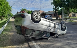 Santa Lucía: perdió el control en una curva y se dio vuelta en su auto