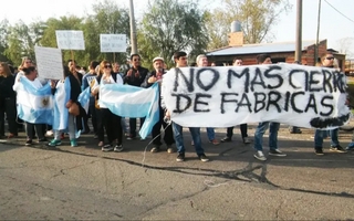 Argentina perdió 28 empresas por día y 236.000 empleos en año y medio