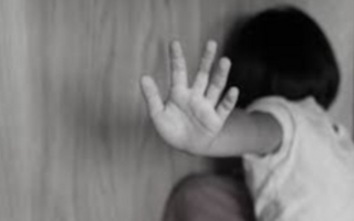 Una policía y un gendarme acusados de abusar sexualmente a sus hijos adoptivos