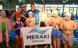 Natación sin barreras: la escuela Meraki ofrece clases inclusivas para niños y niñas 