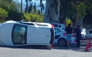 Vuelco en plena Ignacio de la Roza dejó un auto dado vuelta