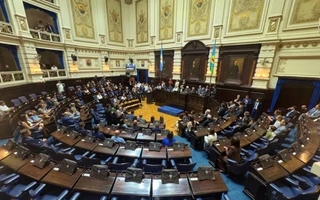 Kicillof logra destrabar apoyos y avanza el endeudamiento bonaerense