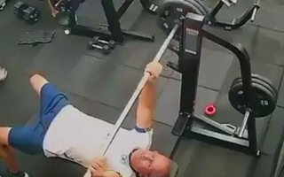 Murió un pesista en Brasil tras usar un peligroso “agarre suicida”