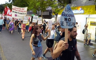 Con pancartas y banderas, ambientalistas marcharon por la ley de Glaciares