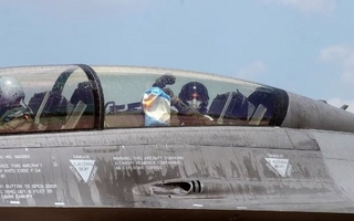 Milei presentó los primeros aviones F-16 y elogió al exministro Petri