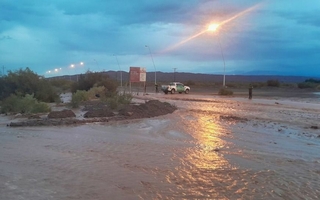 Un auto con turistas fue arrastrado por una creciente en Valle Fértil