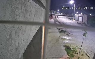 Un delincuente apuntó con un arma a un niño para robarle el celular en Rawson