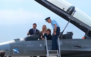 El curioso sticker pegado en uno de los aviones F-16 y la explicación oficial