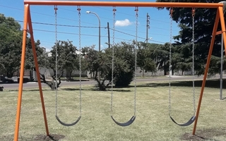 Cayó cuando intentaba desprender un columpio a mazazos en una plaza de Pocito