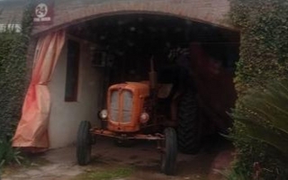 Un peón rural entró con un tractor a un hotel alojamiento 