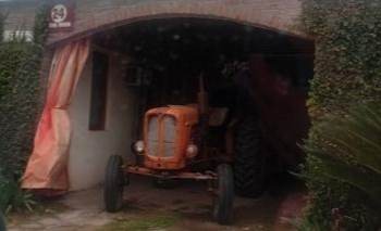 Un peón rural entró con un tractor a un hotel alojamiento 