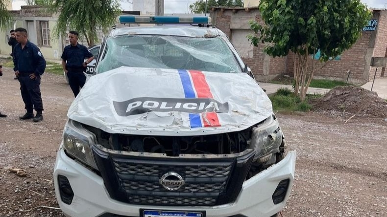 Una camioneta de la policía se dio vuelta tras chocar contra un auto