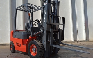 Un hombre quedó al borde de la muerte tras ser aplastado por un autoelevador