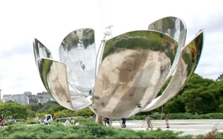 La Floralis volvió a brillar tras dos años de una compleja restauración