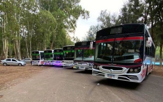 Una expo de colectivos tuneados realizó una caravana hasta El Pinar