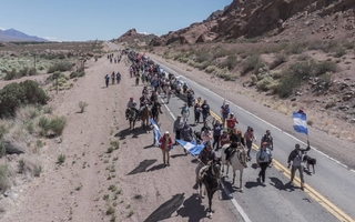 Mendoza marcha hacia la Legislatura en masiva caravana contra el proyecto minero San Jorge