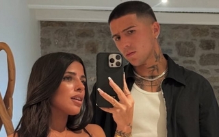 El living de Enzo Fernández y Valen Cervantes: lujo y espíritu navideño