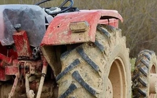 Un hombre y su hija de 2 años fueron aplastados por un tractor 