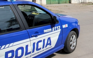 Una joven se tiró del vehículo que manejaba su pareja