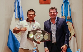 El “Pac Man” Fernández fue reconocido por Orrego tras su título mundial AMB Gold