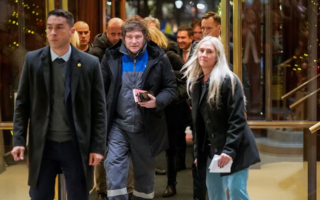 Con mameluco de YPF, Milei arribó a Oslo para la entrega del Nobel de la Paz