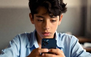 Pacto Parental: buscan retrasar el uso del celular en niños