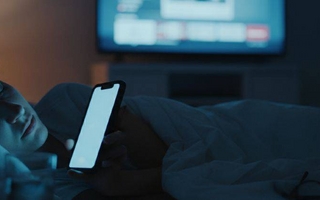 Dormir con luz encendida eleva el riesgo de infartos y ACV según estudio con 90 mil personas