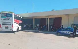 Un viaje de egresados fue demorado porque los choferes estaban alcoholizados