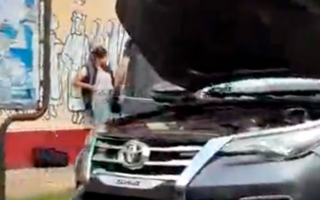 La tesorera de Sur Finanzas fue sorprendida llevándose celulares y documentación