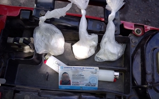 Lo frenaron por conducción temeraria y terminó detenido con envoltorios de cocaína